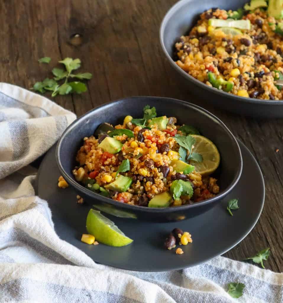 Tazón de quinoa de frijoles negros - Healthy Simple Yum