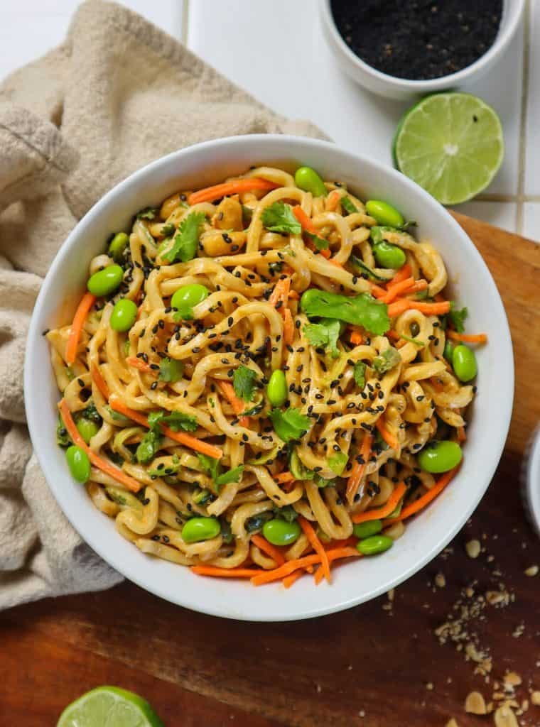 ensalada de fideos de maní tailandés