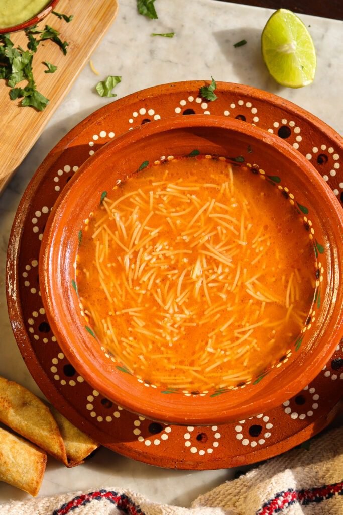 sopa de fideo en un tazon mexicano.