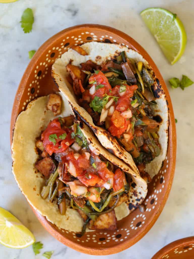 verdolagas in tacos on a bowl.