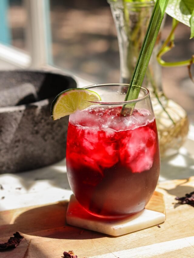 Agua de jamaica en un vaso.