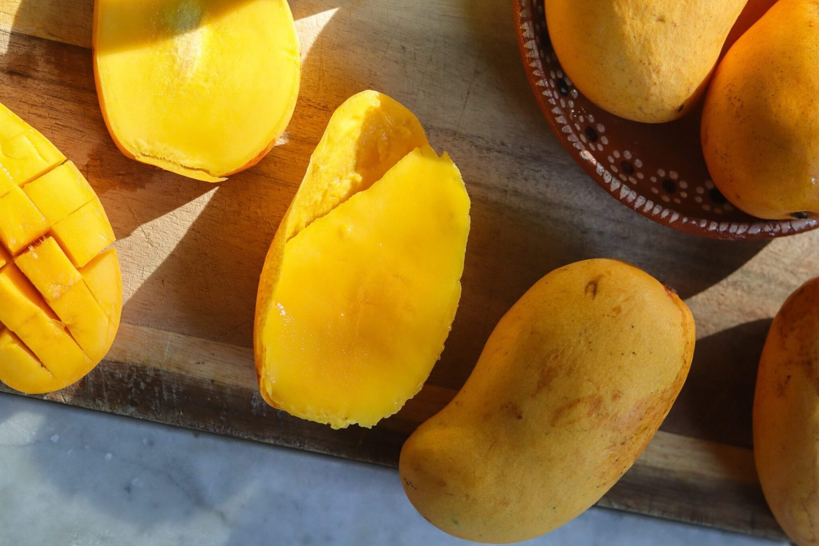 how to cut mangoes for a drink.